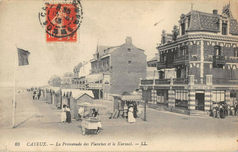 Carte postale ancienne Cayeux La Promenade Des Planches Et Le Kursaal à Y