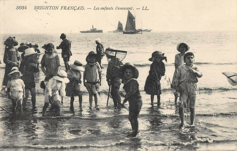 Carte postale ancienne Brighton Francais Les Enfants S'Amusent