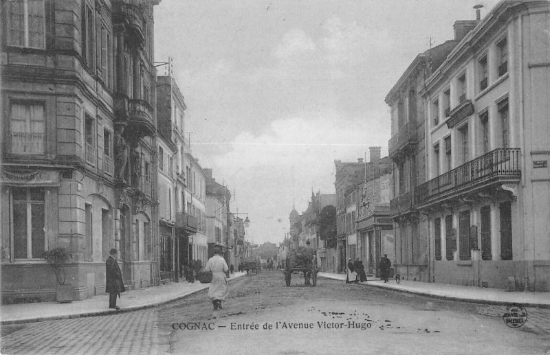 Carte postale ancienne Cognac Entree De L'Avenue Victor Hugo à Cognac