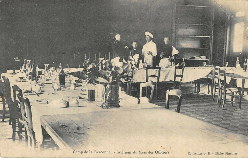 Carte postale ancienne Camp De La Braconne Interieur Du Mes Des Officiers
