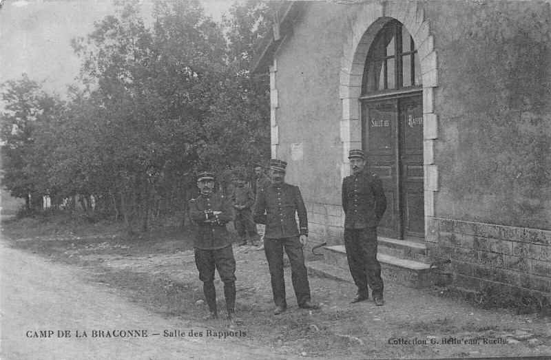 Carte postale ancienne Camp De La Braconne Sortie Des Rapports
