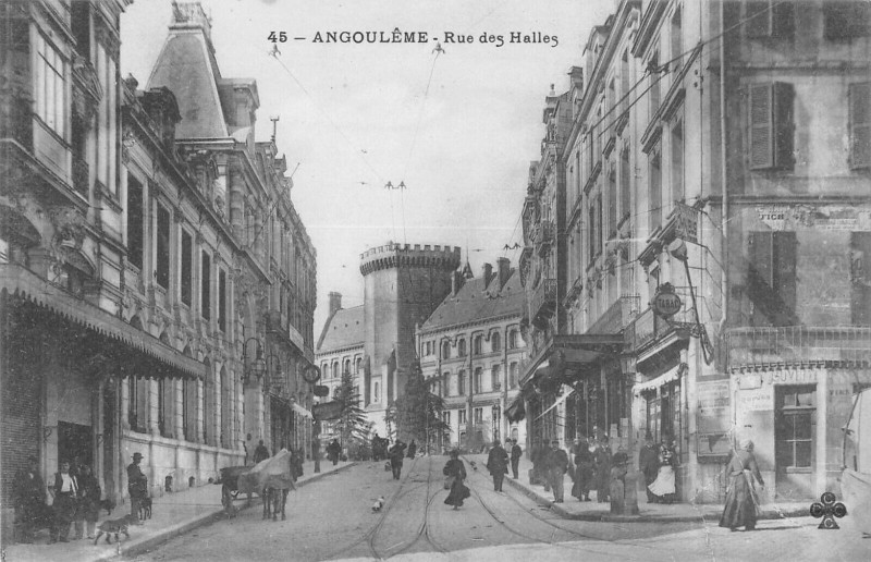 Carte postale ancienne Angouleme Rue Des Halles à Angoulême