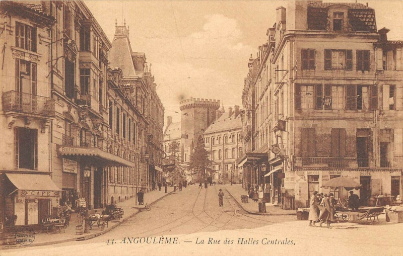 Carte postale ancienne Angouleme La Rue Des Halles Centrales à Angoulême