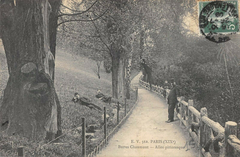 Carte postale ancienne Buttes Chaumont - Allée pittoresque à Paris 19e