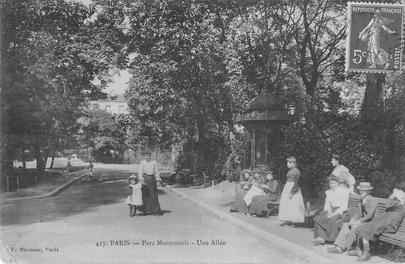 Carte postale ancienne Parc Montsouris - Une Allée à Paris 14e