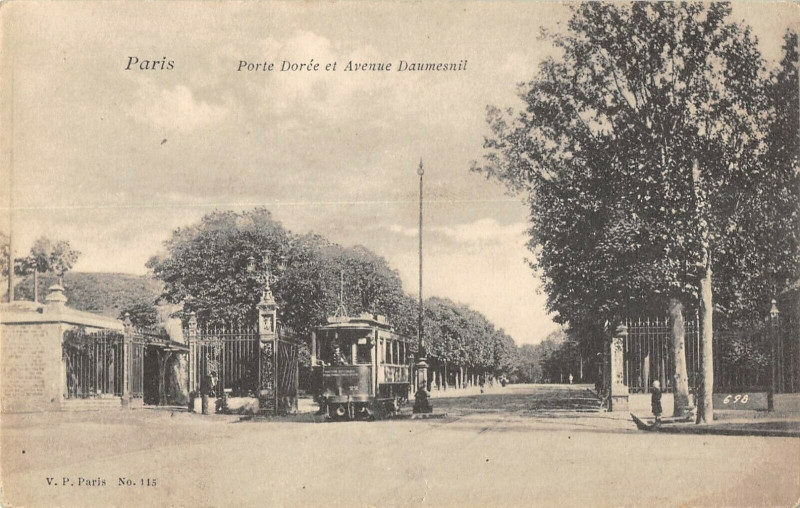 Carte postale ancienne Paris XIIe La Porte Doree Et Avenue Daumesnil à Paris 12e