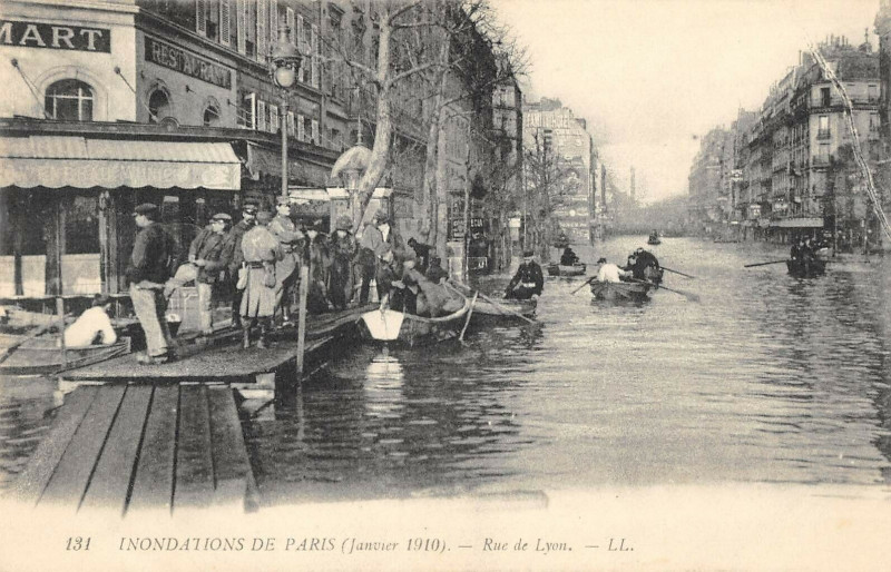 Carte postale ancienne Inondations de Paris (Janvier 1910) - Rue de Lyon à Paris 12e