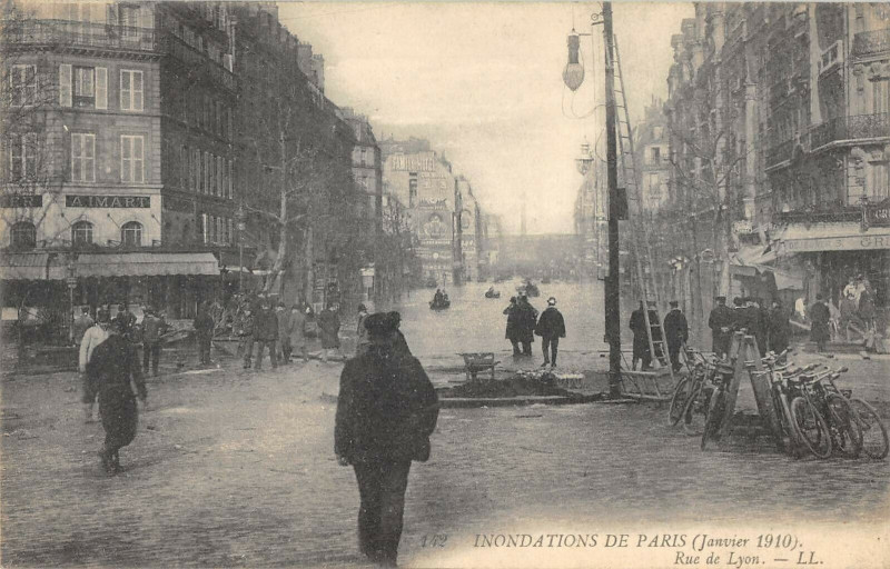 Carte postale ancienne Paris XIIe Crue Inondations Rue De Lyon à Paris 12e