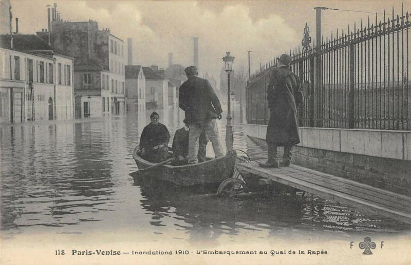 Carte postale ancienne Paris XIIe Crue Inondations L'Embarquement Au Quai De La Rapee à Paris 12e