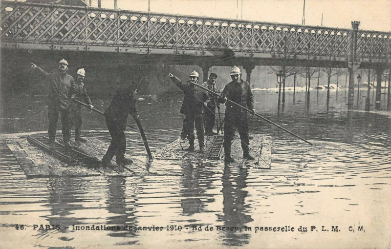 Carte postale ancienne Inondations de janvier 1910 - Boulevard de Bercy, la passerelle du P. L. M. à Paris 12e