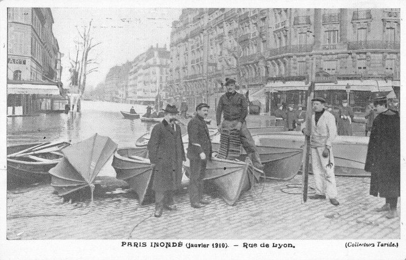 Carte postale ancienne Paris XIIe Crue Inondations Rue De Lyon à Paris 12e