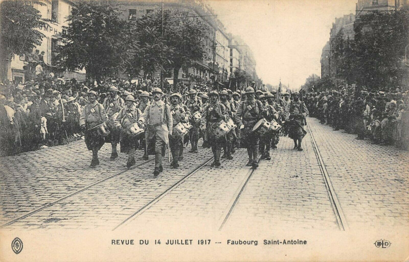 Carte postale ancienne Paris XIIe Faubourg Saint Antoine Revue à Paris 12e
