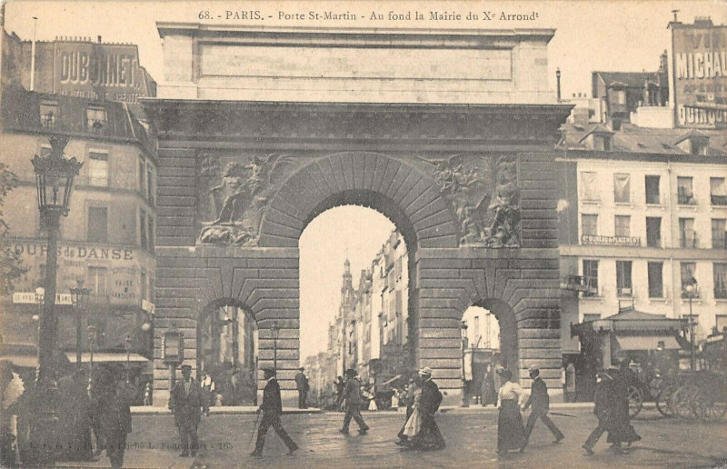 Carte postale ancienne Porte Saint-Martin - Au fond la Mairie du Xe Arrondissement à Paris 3e