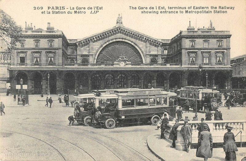 Carte postale ancienne La Gare de l'Est et la Station du Métro à Paris 10e