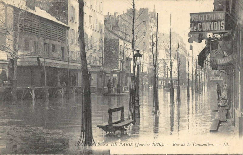 Carte postale ancienne Inondation de Paris (Janvier 1910) - Rue de la Convention à Paris 15e