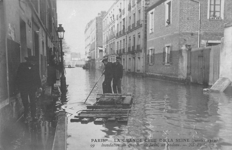 Carte postale ancienne La grande crue de la Seine (Janvier 1910) - Inondation du quartier de Javel, un radeau à Paris 15e