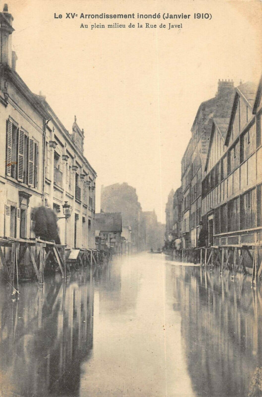 Carte postale ancienne Le XVe Arrondissement inondé (Janvier 1910) - Au plein milieu de la Rue de Javel à Paris 15e