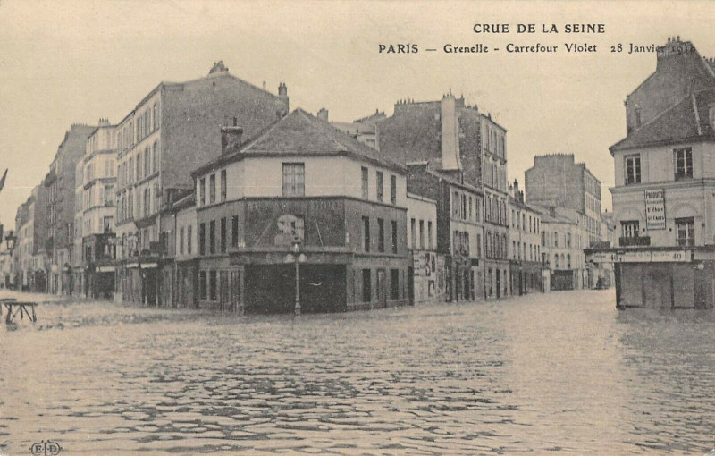 Carte postale ancienne Crue de la Seine - Grenelle - Carrefour Violet - 28 Janvier 1910 à Paris 15e