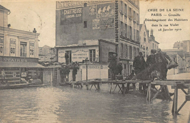 Crue de la Seine - Grenelle - Déménagement des Habitants dans la rue Violet 28 Janvier 1910 à Paris 15e