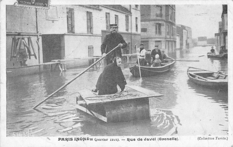 Carte postale ancienne Paris inondé (janvier 1910) - Rue de Javel (Grenelle) à Paris 15e