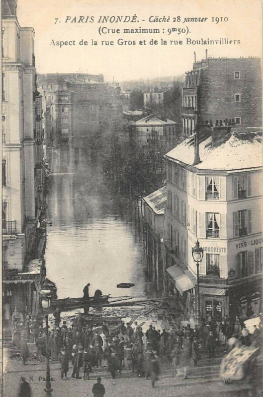 Carte postale ancienne Paris inondé - Aspect de la rue Gros et de la rue Boulainvilliers à Paris 16e
