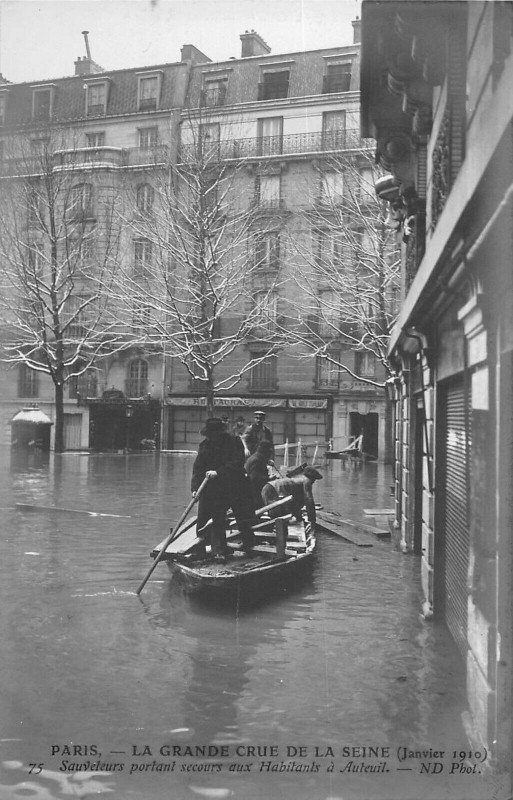 Carte postale ancienne La Grande Crue de la Seine (Janvier 1910) - Sauveteurs portant secours aux Habitants à Auteuil à Paris 16e