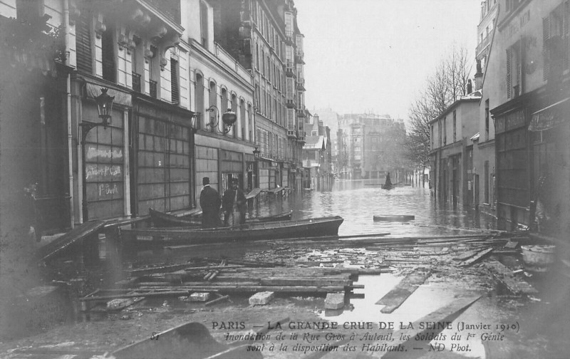 Carte postale ancienne La Grande Crue de la Seine - Inondation de la Rue Gros à Auteuil à Paris 16e