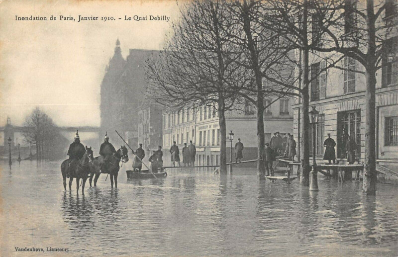 Carte postale ancienne Inondations de Paris - Janvier 1910 - Le Quai Debilly à Paris 16e