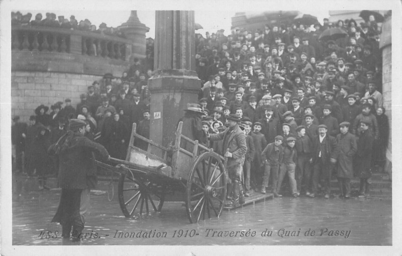 Carte postale ancienne Inondation 1910 - Traversée du Quai de Passy à Paris 16e