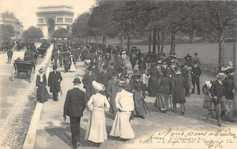Carte postale ancienne L'Avenue du Bois de Boulogne à Paris 16e
