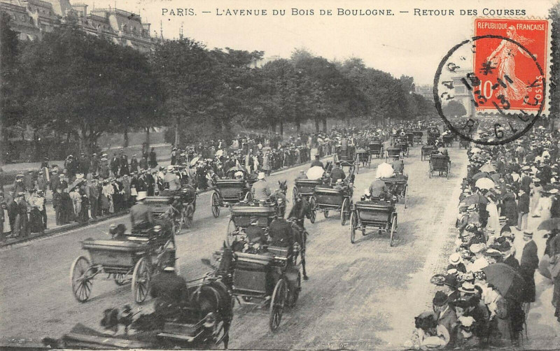 Carte postale ancienne L'Avenue du Bois de Boulogne - Retour des courses à Paris 16e