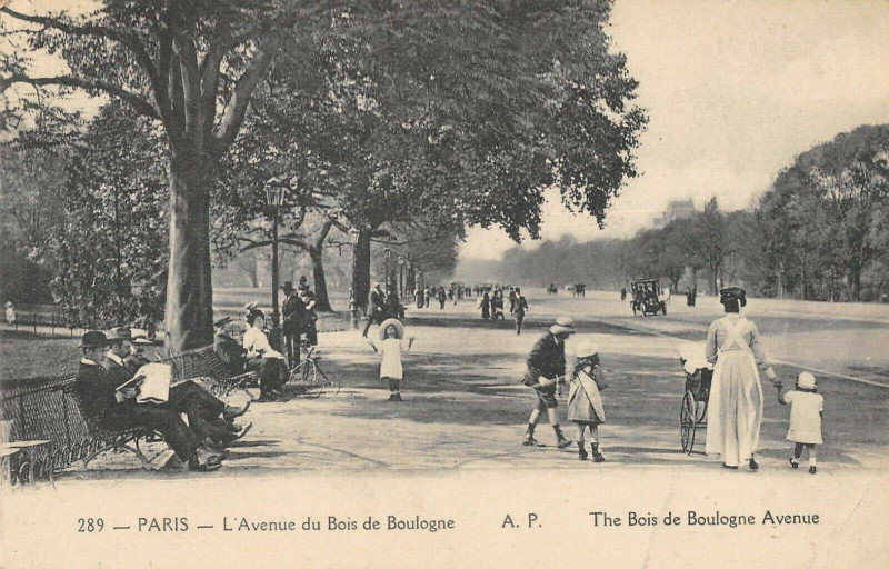 Carte postale ancienne L'Avenue du Bois de Boulogne à Paris 16e
