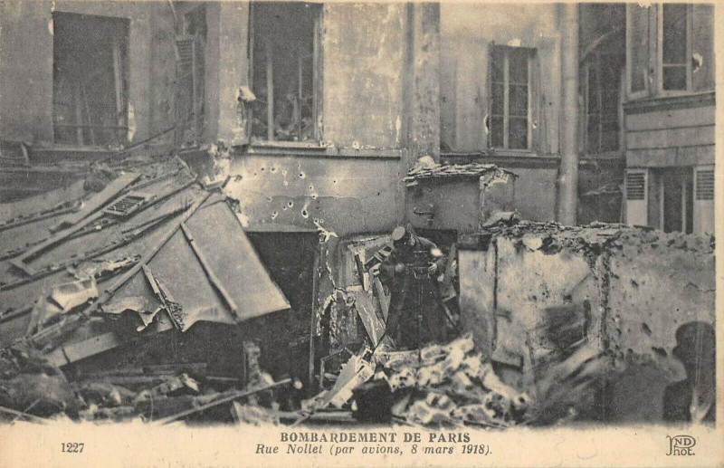 Carte postale ancienne Bombardement de Paris - Rue Nollet à Paris 17e