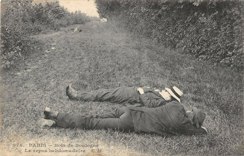 Carte postale ancienne Bois de Boulogne - Le repos hebdomadaire à Paris 16e