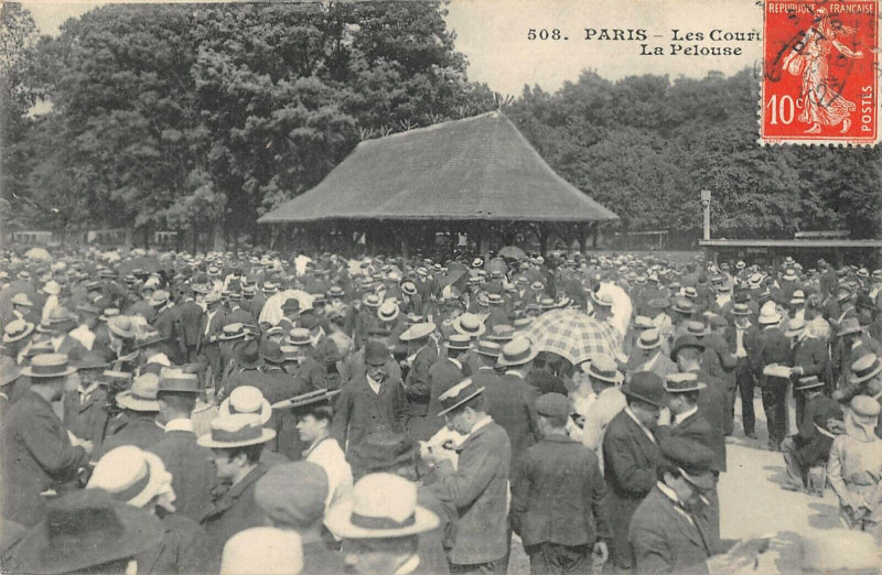 Carte postale ancienne Les Courses à Auteuil - La Pelouse à Paris 16e
