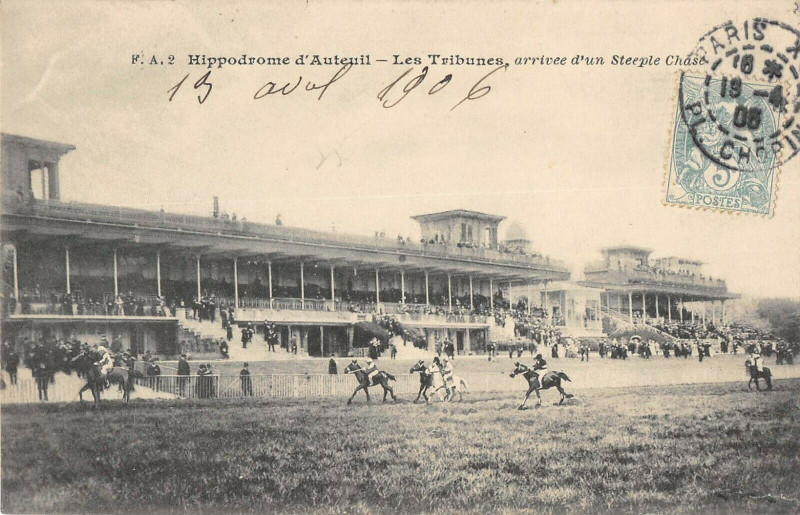 Carte postale ancienne Hippodrome d'Auteuil - Les Tribunes, arrivée d'un Steeple Chase à Paris 16e