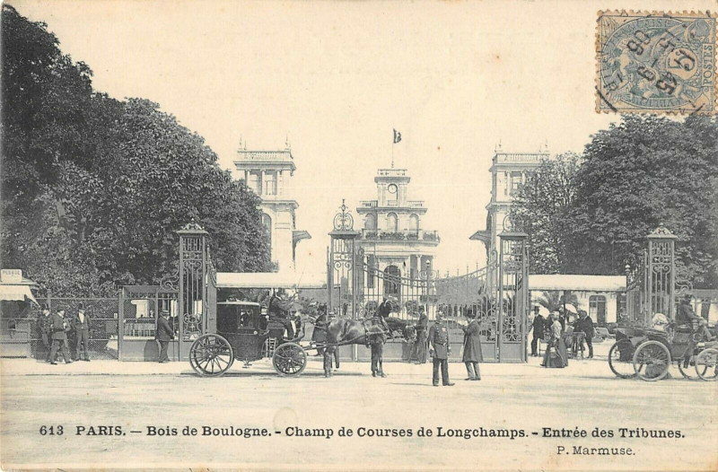 Carte postale ancienne Paris Bois De Boulogne Champ De Courses De Longchamp Entree Tribunes à Paris