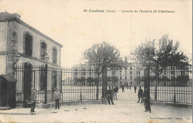 Carte postale ancienne Castres Quartier De L'Ardaille 9e Artillerie à Castres
