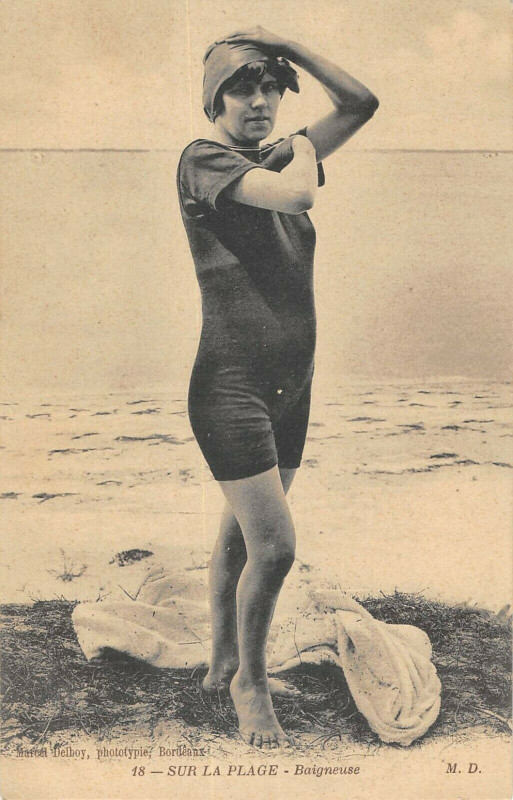 Carte postale ancienne Sur La Plage Baigneuse