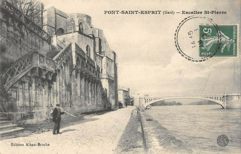 Carte postale ancienne Pont Saint Esprit Escalier Saint-Pierre à Pont-Saint-Esprit