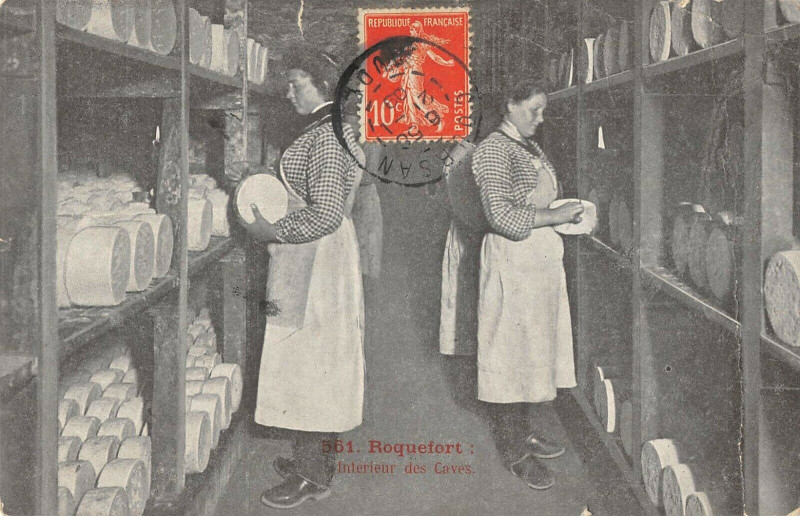 Carte postale ancienne Roquefort Interieur Des Caves