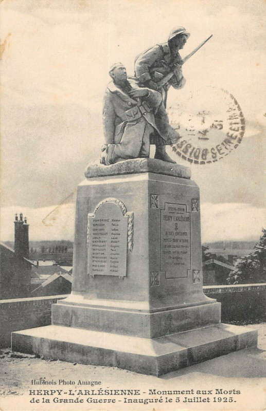 Carte postale ancienne Herpy L'Arlesienne Monument Aux Morts