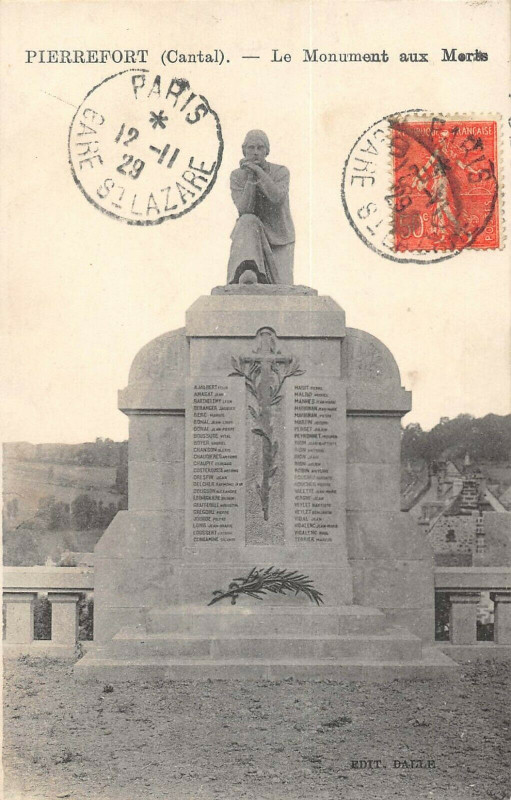 Carte postale ancienne Pierrefort Le Monument Aux Morts à Pierrefort