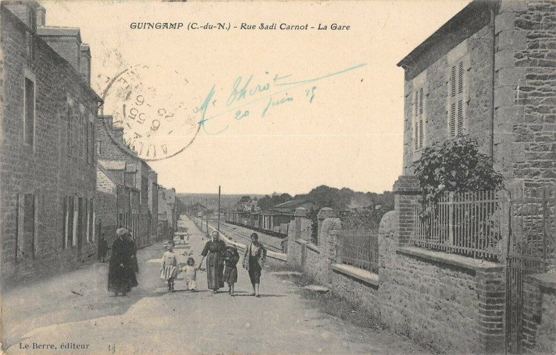 Carte postale ancienne Guingamp Rue Sadi Carnot La Gare à Guingamp
