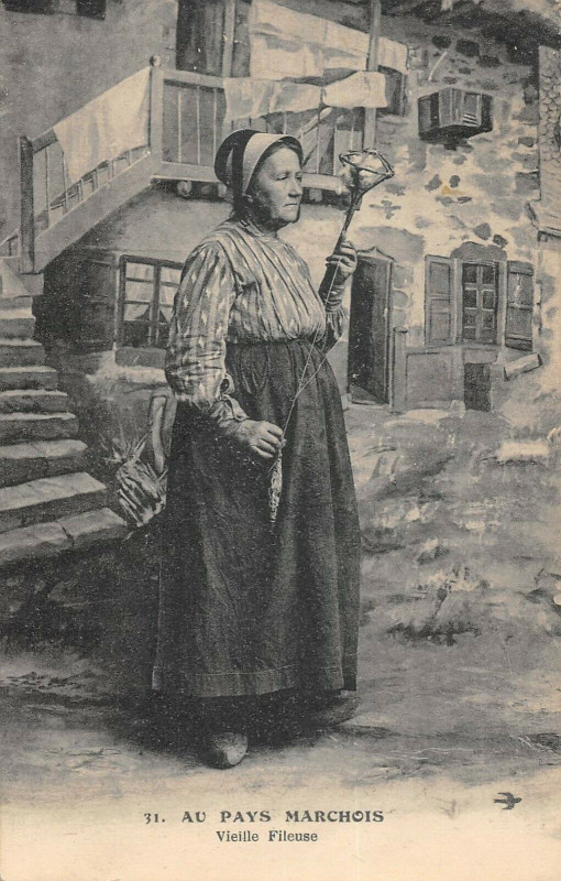 Carte postale ancienne Au Pays Marchois Vieille Fileuse