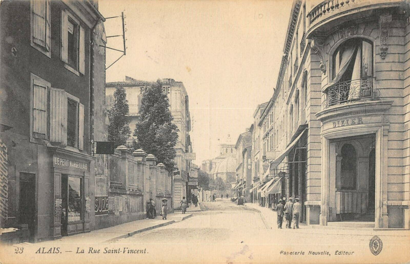 Carte postale ancienne Ales La Rue Saint Vincent à Alès