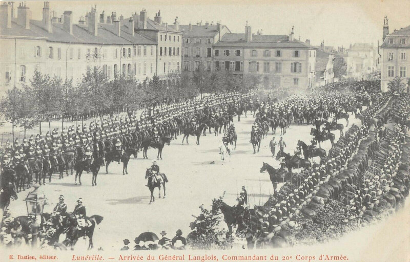 Carte postale ancienne Luneville Arrivee Du General Langlois Commandant Du 20e Corps D'Armee à Lunéville