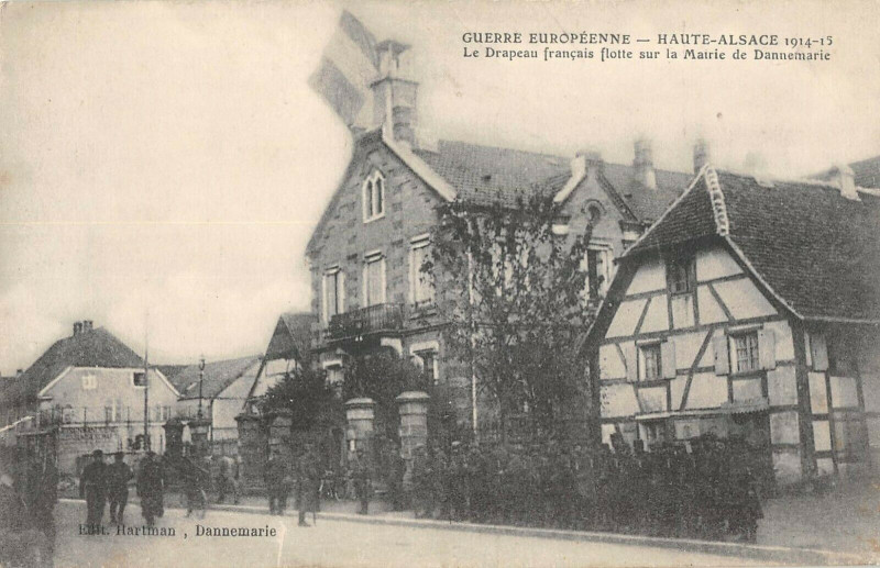 Carte postale ancienne Le Drapeau Francais Flotte Sur Dannemarie à Dannemarie