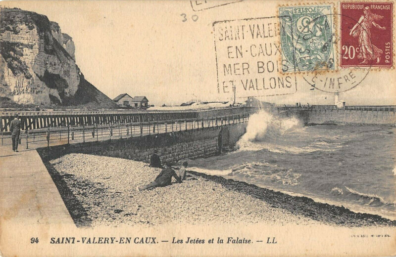 Carte postale ancienne Saint Valery En Caux Les Jetees Et Falaises à Ry
