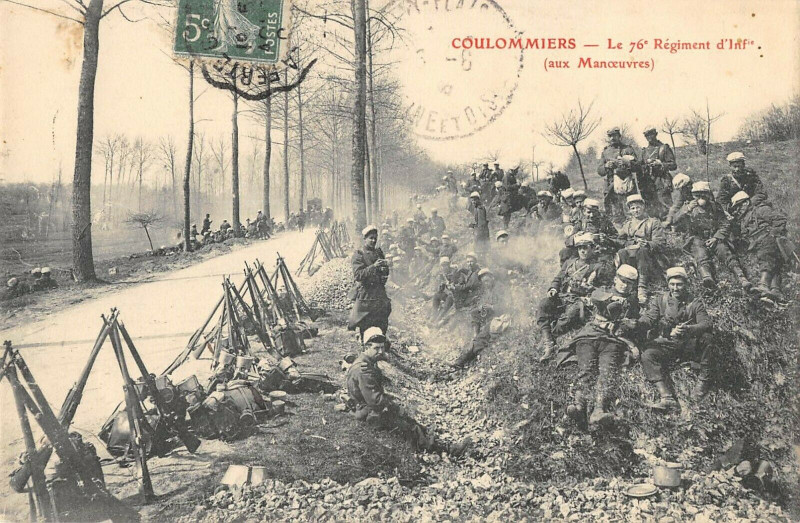 Carte postale ancienne Coulommiers Le 76e Regiment D'Infanterie Aux Manoeuvres à Coulommiers